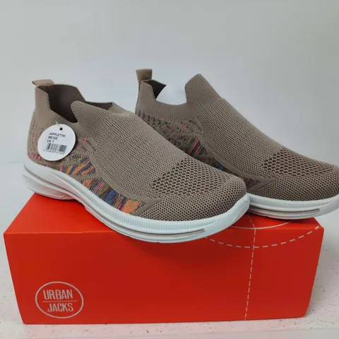 BOXED PAIR OF URBAN JACKS APPLETINI BEIGE KNIT SLIP-ON TRAINERS – UK 7