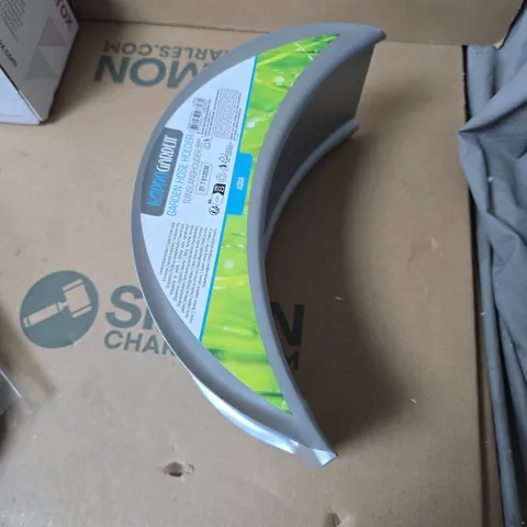 BOX OF APPROXIMATELY 15 ASSORTED HOUSEHOLD ITEMS INCLUDING GARDEN HOSE HOLDER , XEROX PRINT CARTRIDGE AND MEMORY FOAM RING CUSHION 