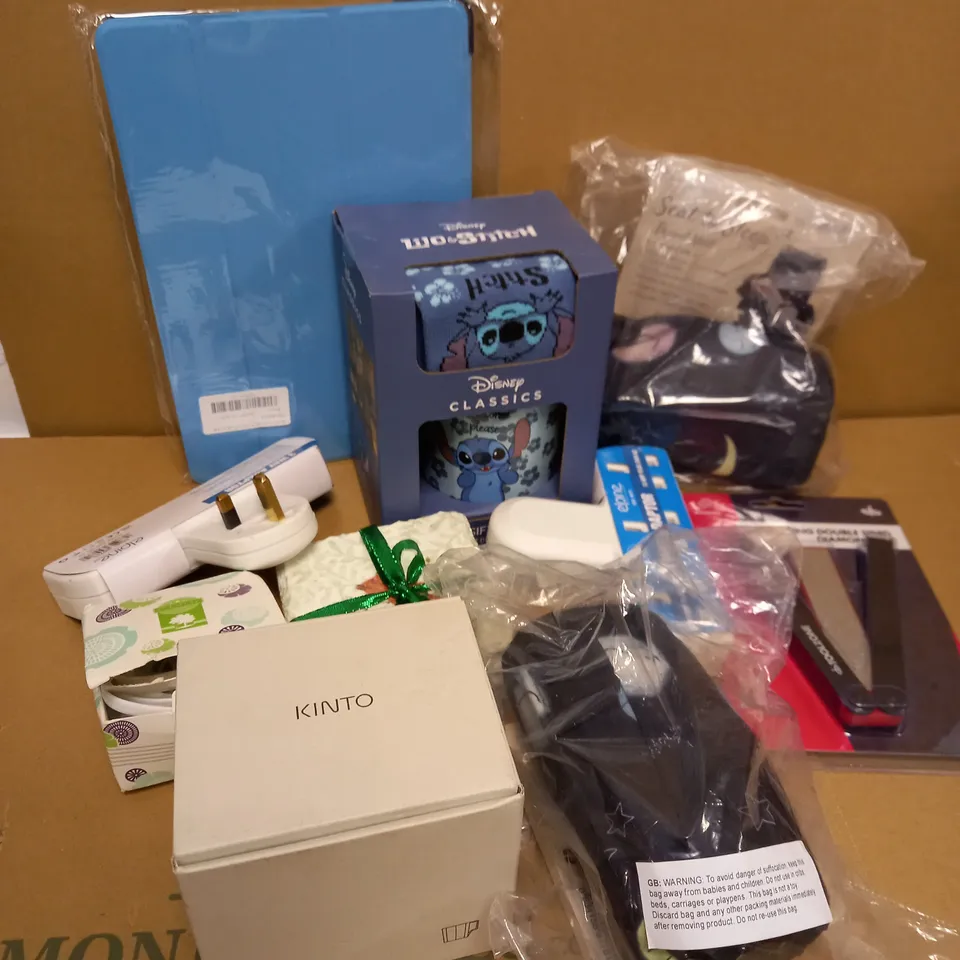 LOT OF APPROX. 10 ASSORTED ITEMS TO INCLUDE DISNEY LILO AND STICH GIFT SET, CHILDREN INFLATABLE SEAT AID, KINTO COFFEE MUG, ETC.