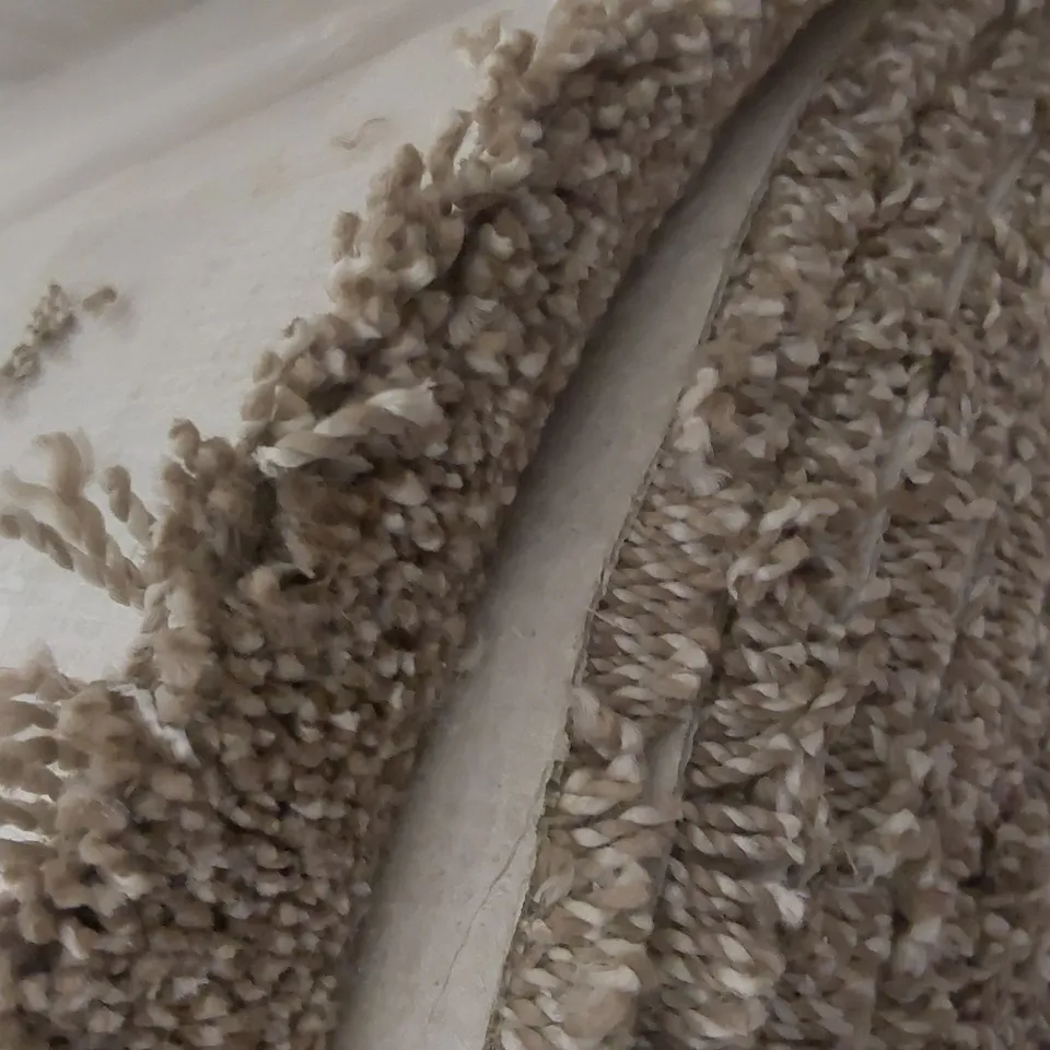 ROLL OF QUALITY SUBLIME HORSE FARM CARPET - APPROXIMATELY 17 x 5m