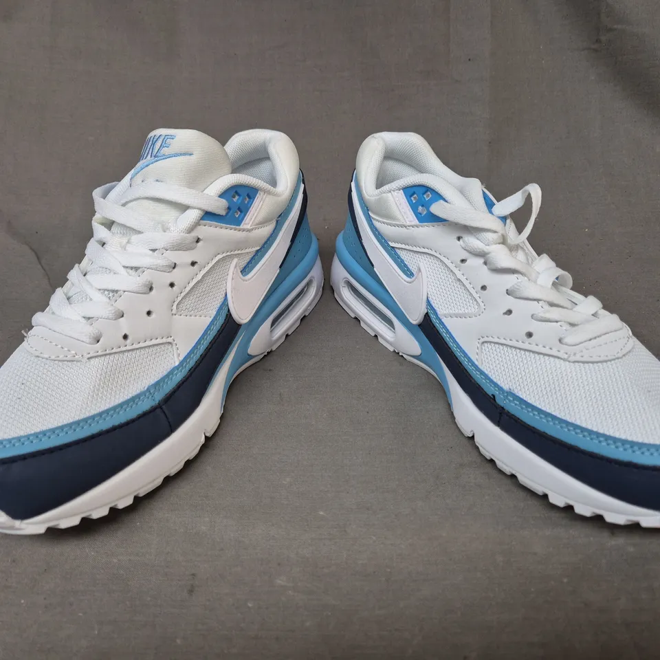 BOXED PAIR OF NIKE AIR MAX SHOES IN WHITE/NAVY/BLUE UK SIZE 7