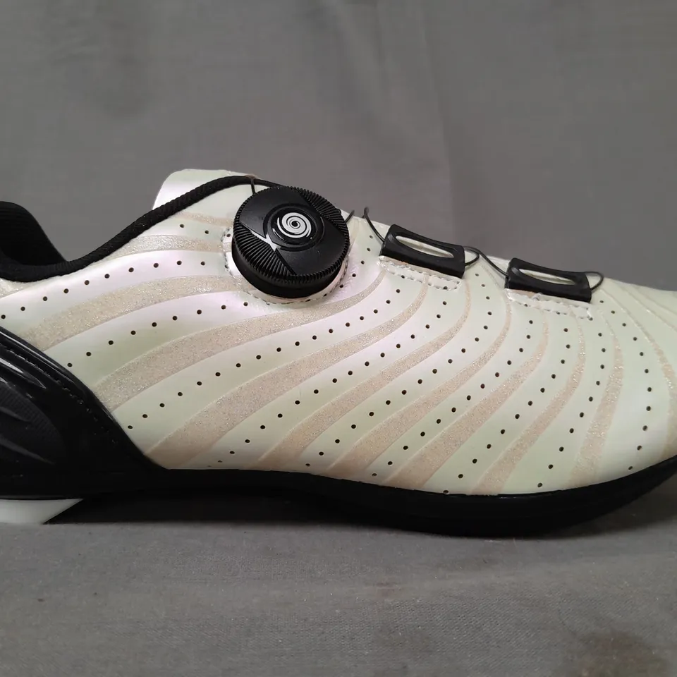 PAIR OF TABOLU CYCLING SHOES IN PASTEL GREEN W. GLITTER EFFECT EU SIZE 38