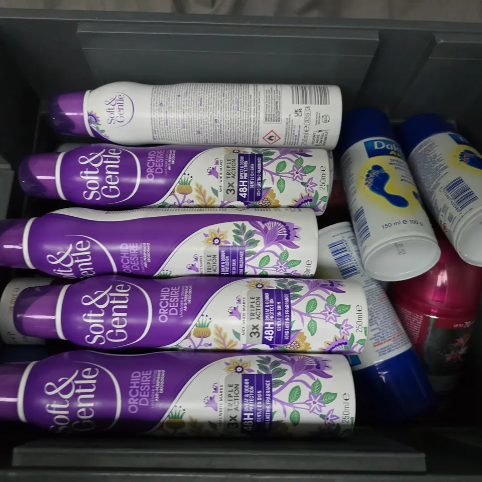APPROXIMATELY 15 ASSORTED AEROSOLS TO INCLUDE SOFT & GENTLE ORCHID DESIRE, DAKTARIN SPRAY POWDER, HAMMERITE METAL PAINT, ETC - COLLECTION ONLY