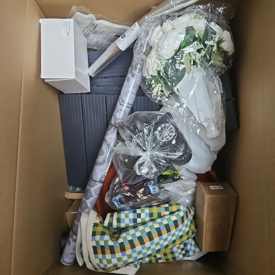BOX OF APPROXIMATELY 12 ASSORTED HOUSEHOLD ITEMS TO INCLUDE - BAG - TOWEL - PARASOL COVER - ETC
