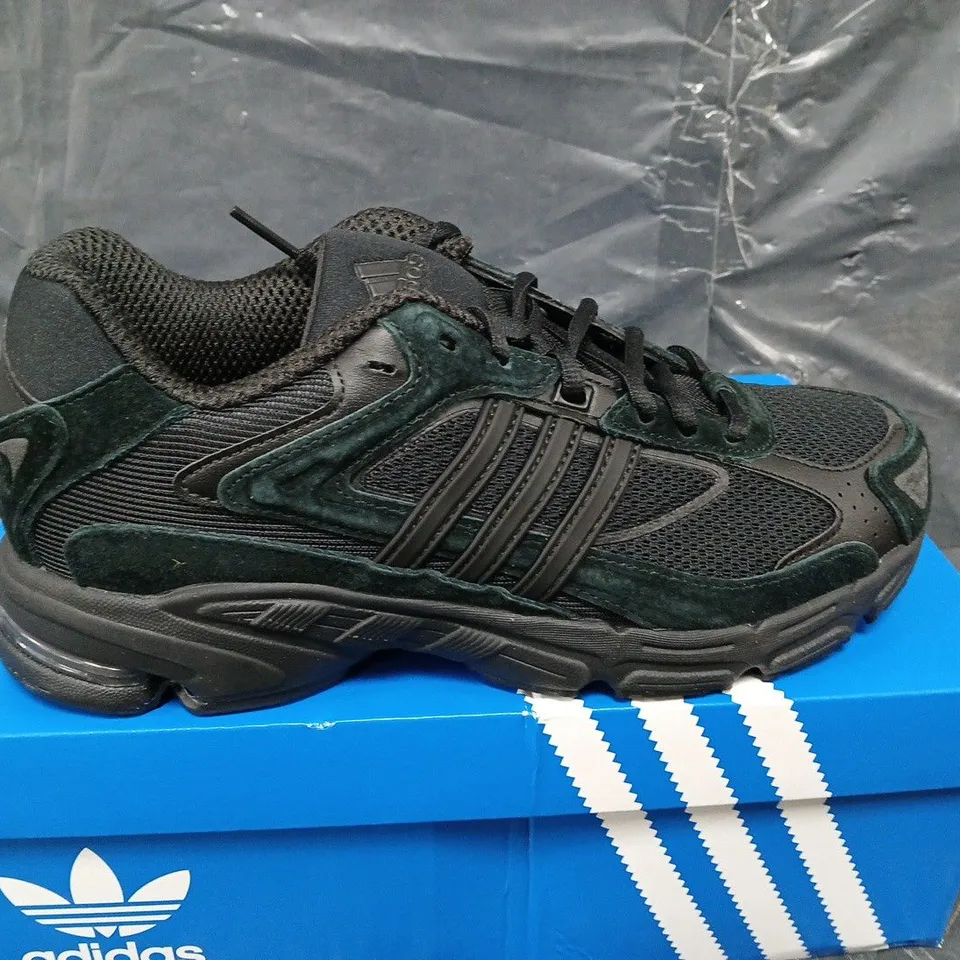 BOXED ADIDAS ORIGINALS RESPONSE CL TRAINERS - SIZE 7