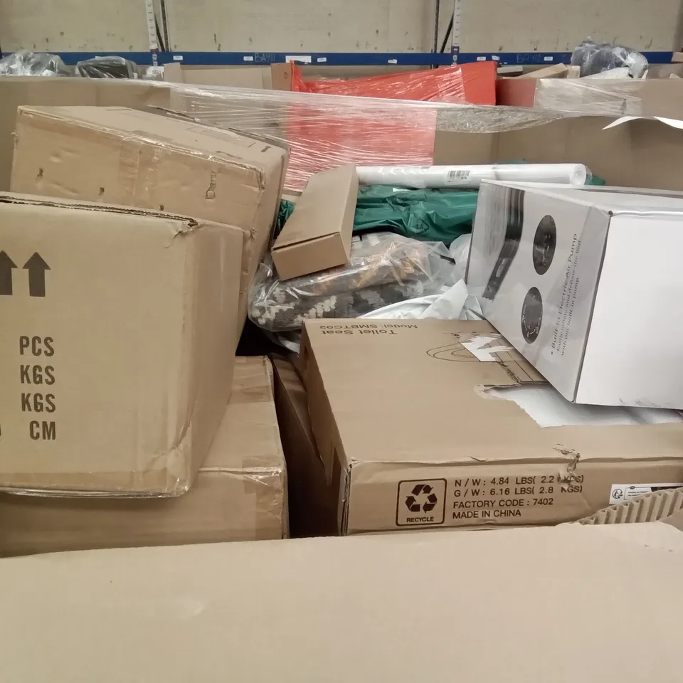 PALLET OF ASSORTED ITEMS INCLUDING STOREMIC TOILET SEAT, KITCHEN FAUCET, MACOOK RICE COOKER, TAIYUHOMES DAY AND NIGHT ROLLER BLINDS, BENKSTEIN TOILET LID, OLARHIKE QUEEN AIR MATTRESS 