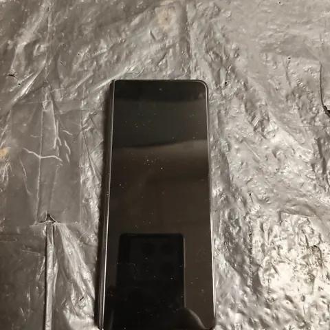 SMARTPHONE – BLACK, TRIPLE-CAMERA REAR