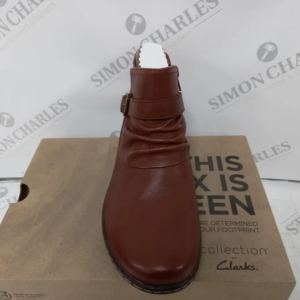 BOXED CLARKS CORA ROUCHED IN DARK TAN LEA - UK 5