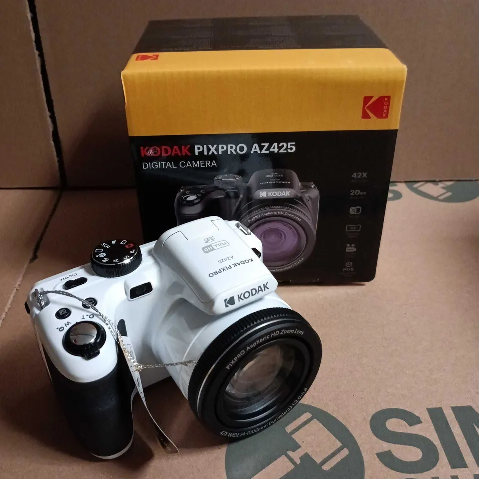 KODAK PIXPRO AZ425 DIGITAL CAMERA – WHITE (BOXED)