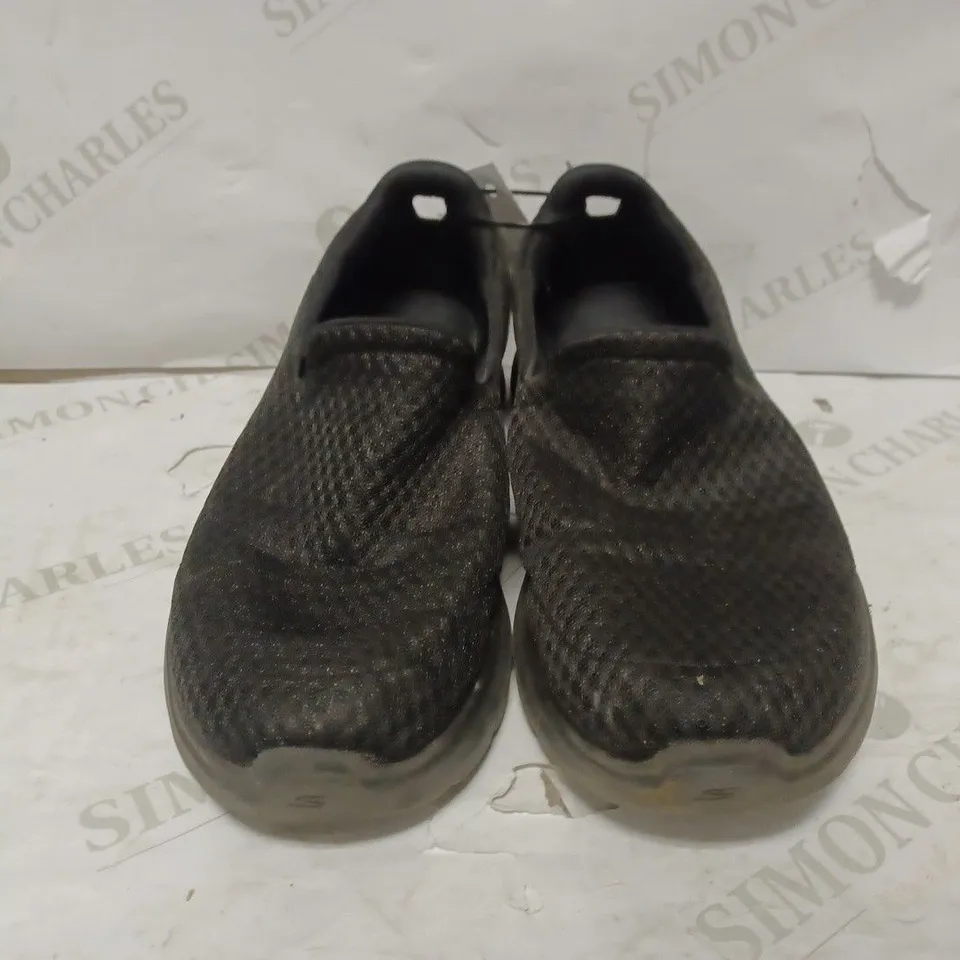 SKECHERS MEN'S GOWALK 6 MOTLEY SLIP ON TRAINER IN BLACK - SIZE 8