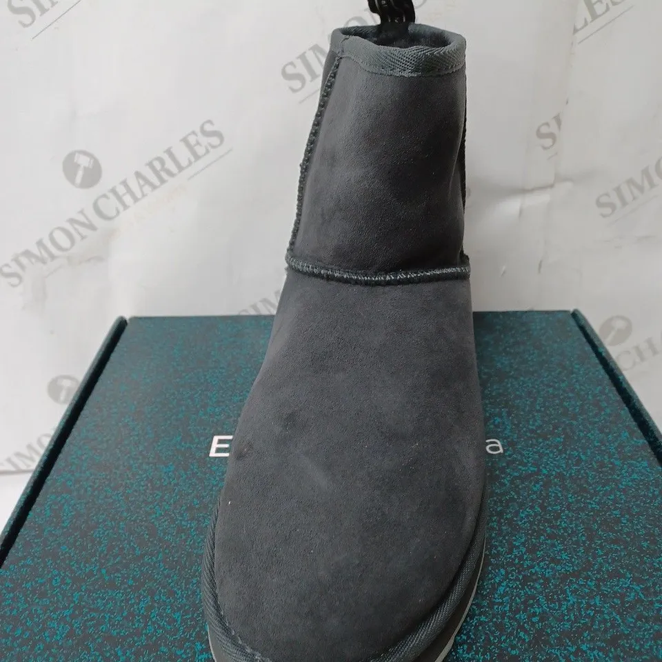 BOXED EMU AUSTRALIA SHARKY MINI BOOTS - DARK GREY, SIZE 7