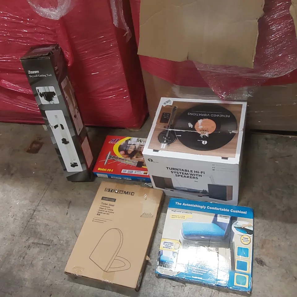 PALLET OF ASSORTED ITEMS INCLUDING: TURNTABLE HI-FI SYSTEM WITH SPEAKERS, DRYWALL CUTTING TOOL, DIGITAL ANTENNA, TOILET SEAT, SEAT CUSHION ECT