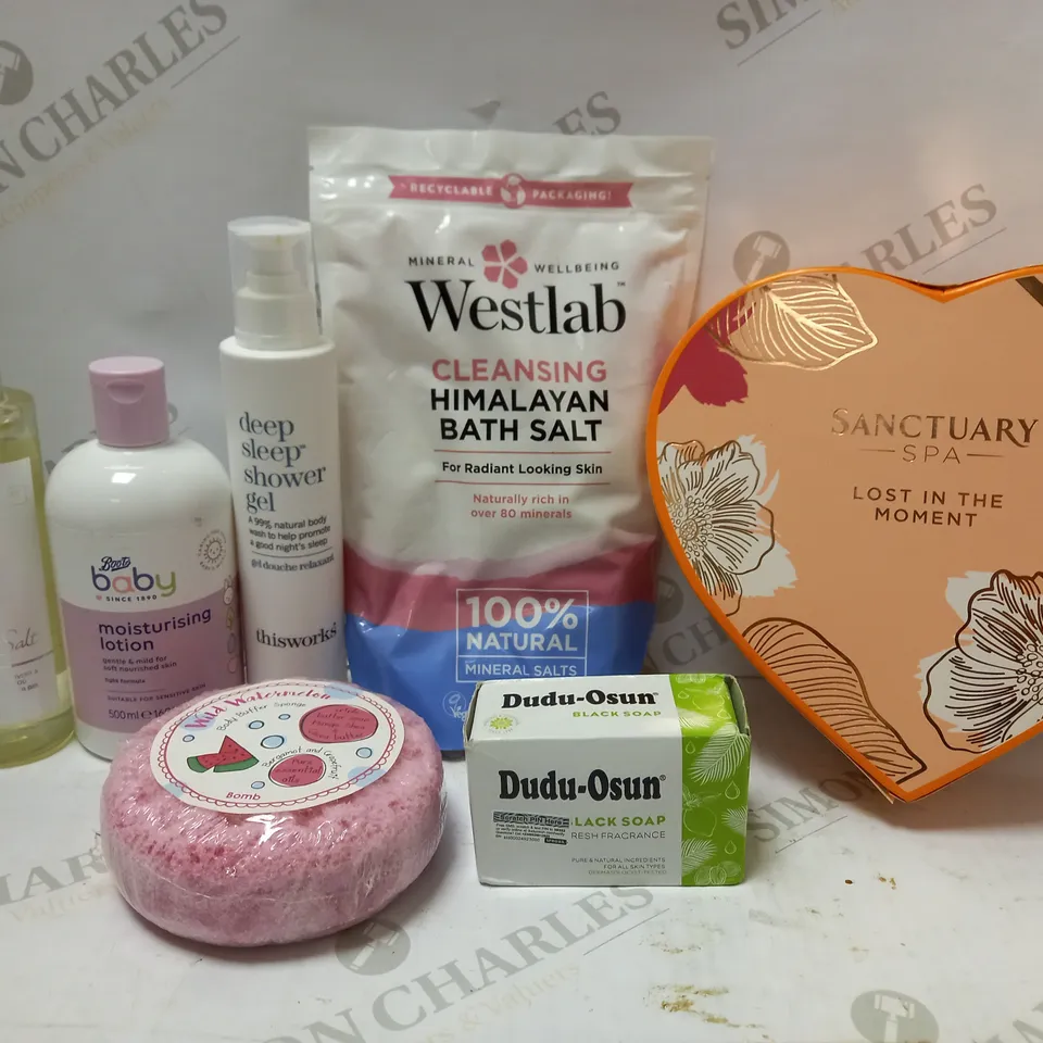LOT OF APPROX 7 ASSORTED BATH & BODY PRODUCTS TO INCLUDE SPA SANCTUARY LOST IN THE MOMENT SET, WESTLAB BATH SALT, THISWORKS SHOWER GEL, ETC 