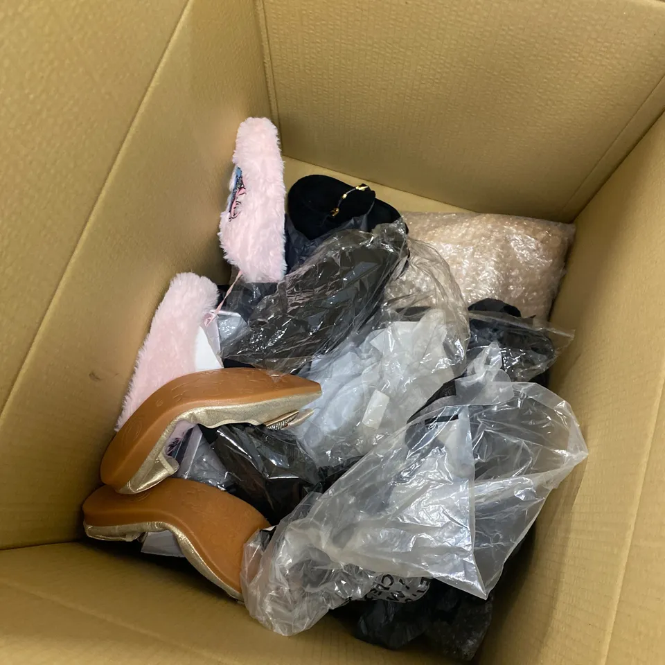 BOX OF 15 ASSORTED FOOTWEAR ITEMS TO INCLUDE: NEW LOOK, DQ TRAINERS, CROCS, BLACK BOOTS, SLIPPERS ETC 