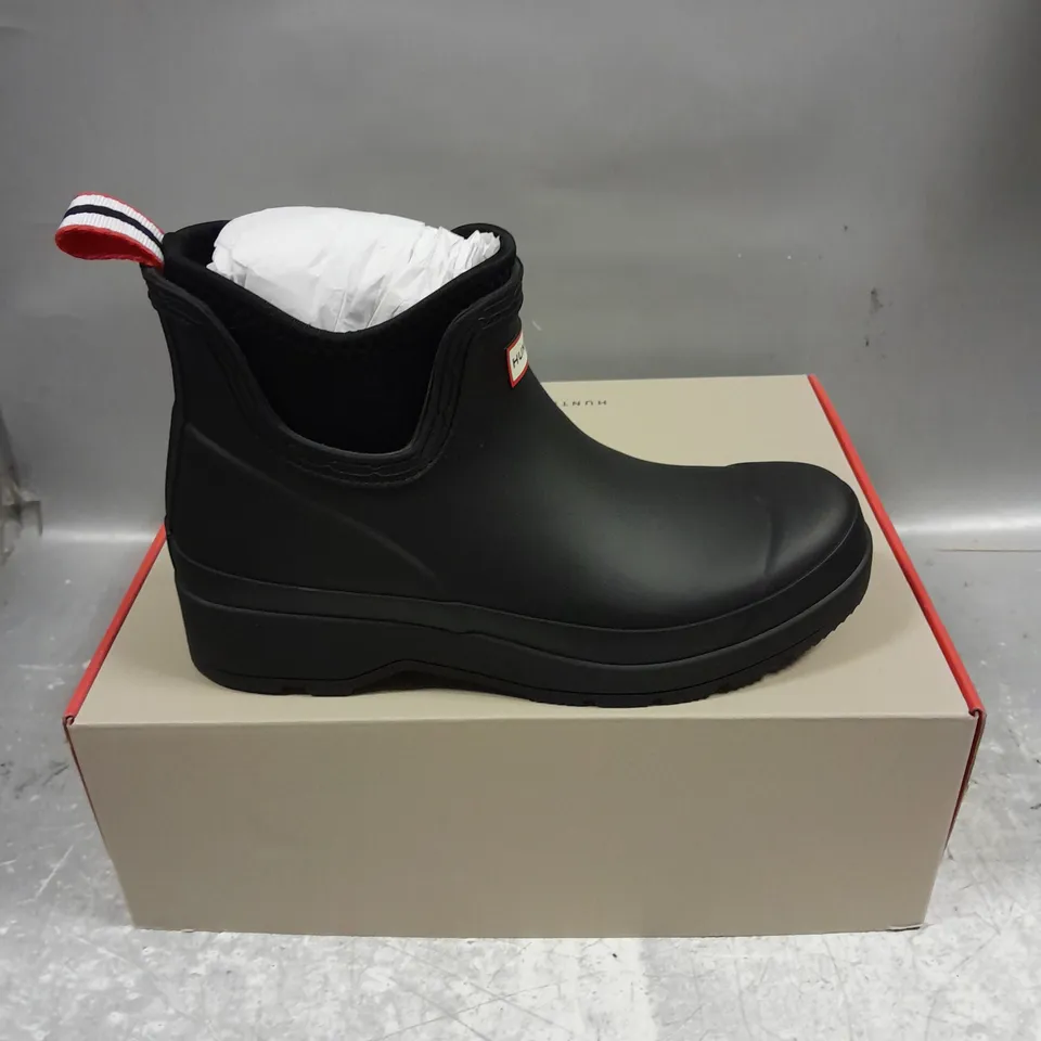 BOXED PAIR OF HUNTER PLAY CHELSEA NEOPRENE BOOTS IN BLACK SIZE 6