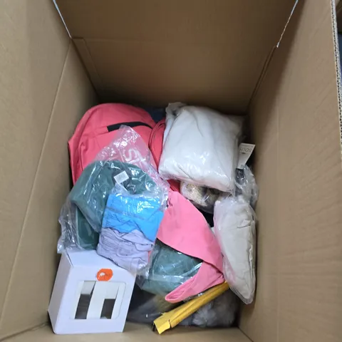 BOX OF APPROXIMATELY 15 ASSORTED ITEMS INCLUDING SLAZENGER BAG AND GREEN BASEBALL CAP