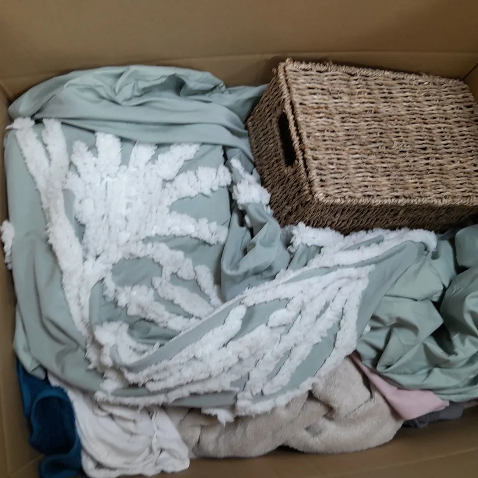 APPROXIMATELY 8 ASSORTED HOUSEHOLD ITEMS TO INCLUDE VARIOUS BEDDING IN VARIOUS SIZES AND STYLES