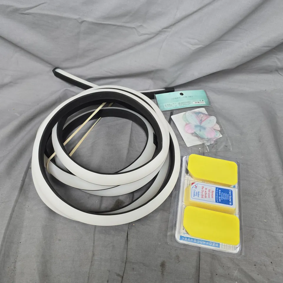 APPROXIMATELY 15 ASSORTED HOUSEHOLD ITEMS TO INCLUDE LED LIGHTS , DRINKING GLASSES , ETC 