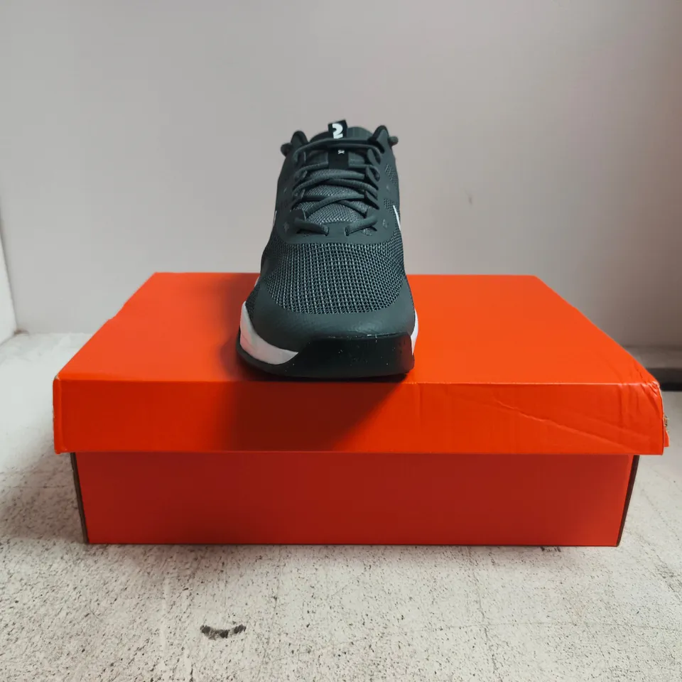 BOXED PAIR OF NIKE AIR MAX ALPHA TRAINER 5 IN GREY/WHITE SIZE UK 10.5