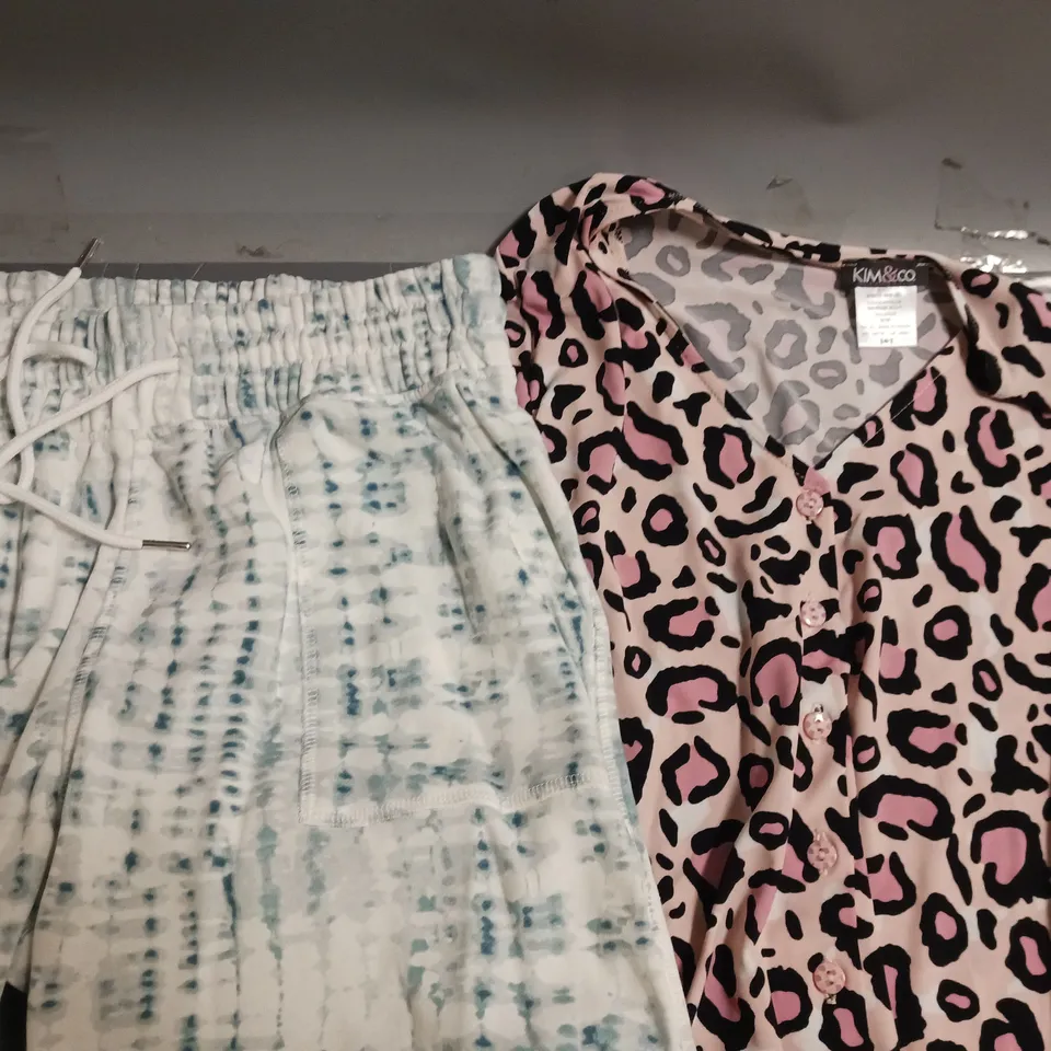 BOX OF APPROXIMATELY 10 ASSORTED CLOTHING AND FASHION ITEMS IN VARIOUS STYLES, SIZES, AND COLOURS / COLLECTION ONLY 