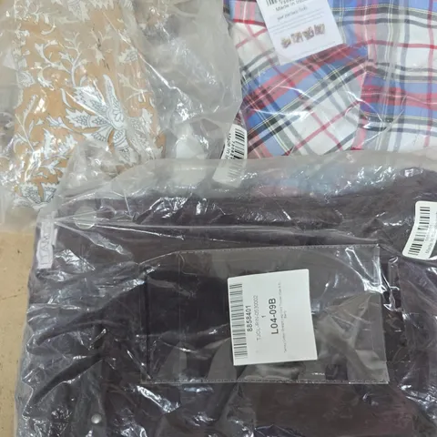 APPROXIMATELY 12 ASSORTED TAMSY CLOTHING ITEMS IN VARIOUS SIZES TO INCLUDE TOPS, TROUSERS, SHIRTS