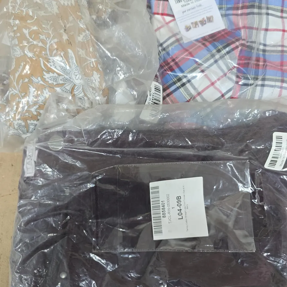 APPROXIMATELY 12 ASSORTED TAMSY CLOTHING ITEMS IN VARIOUS SIZES TO INCLUDE TOPS, TROUSERS, SHIRTS