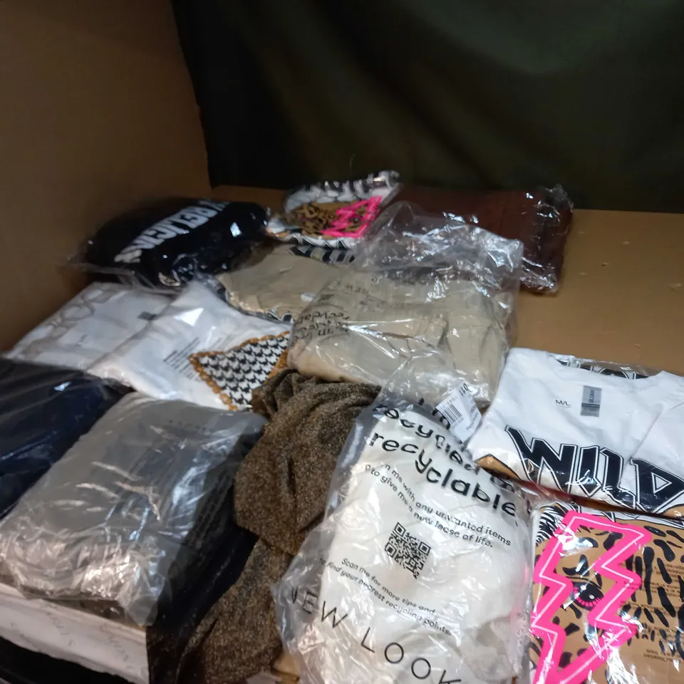 LOT OF APPROX 20 ASSORTED CLOTHING ITEMS TO INCLUDE JUMPERS, SOCKS AND T-SHIRTS