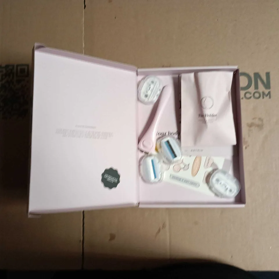 ESTRID RAZOR STARTER KIT – PINK HANDLE, 1 RAZOR, 2 X 5-BLADE CARTRIDGES, WALL HOLDER