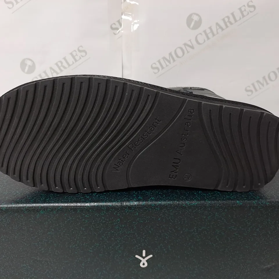 BOXED EMU BLACK LEATHER BOOTS WITH FUR AND ZIP SIZE 5