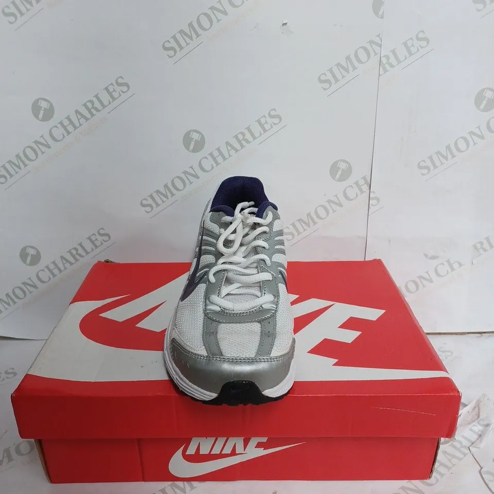 NIKE VENTURE RUNNER TRAINERS IN WHITE & GREY - UK 8 