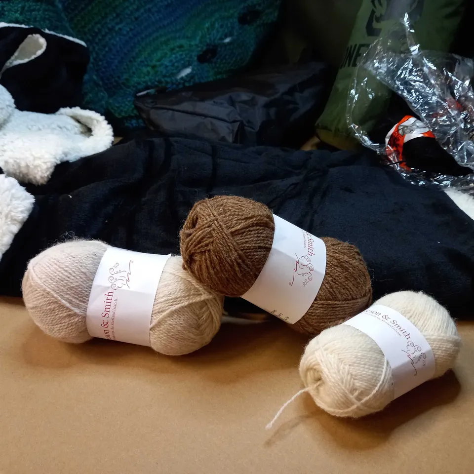 LARGE BOX OF APPROXIMATELY 20 ASSORTED HOUSEHOLD ITEMS TO INCLUDE: WOOL, KNITTED CUSHION COVERS/CUSHION, SHERPA BLANKET