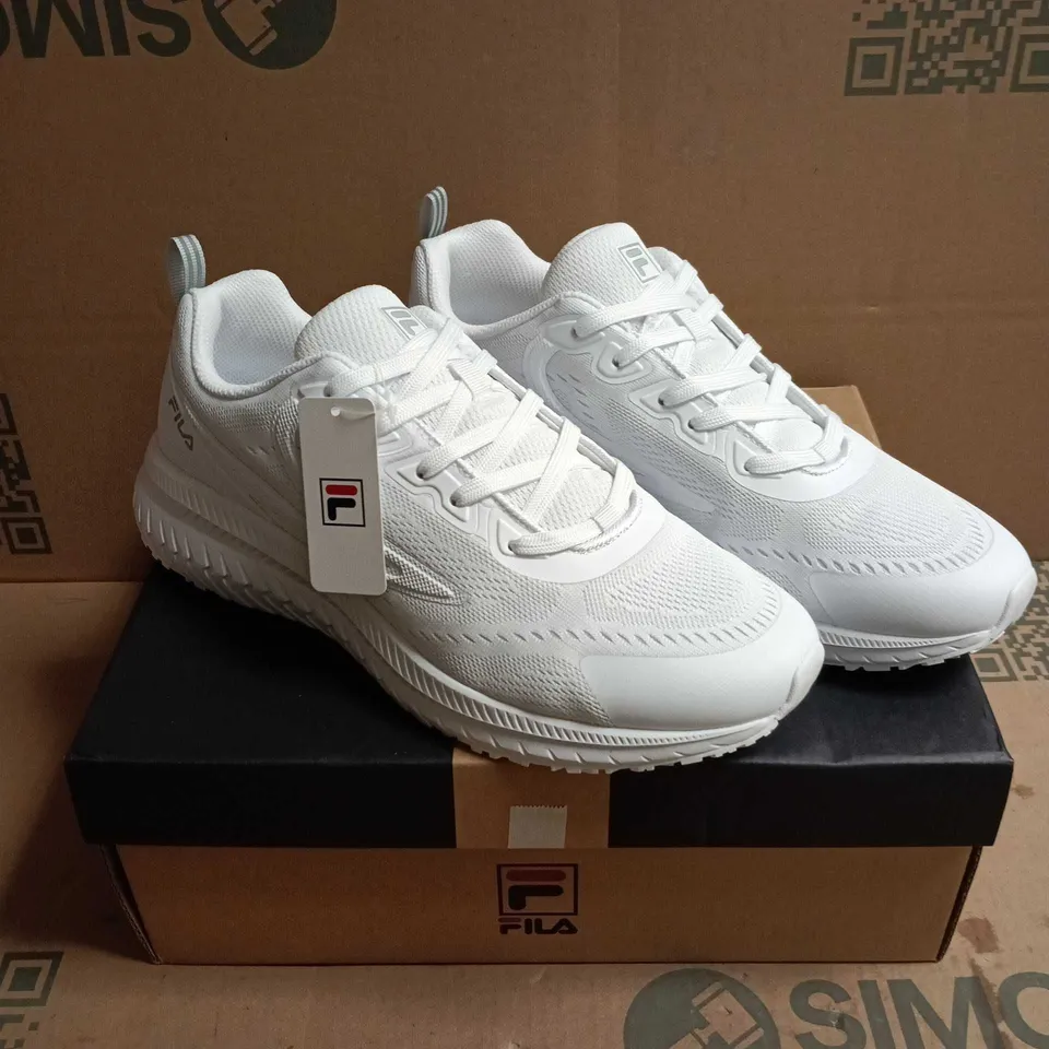 BOXED PAIR OF FILA MEN'S WHITE MESH TRAINERS – UK 8