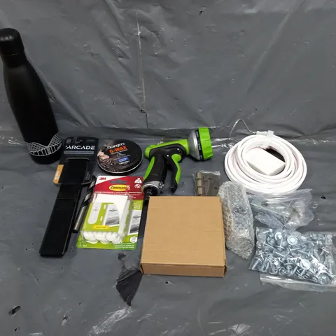 BOX OF ASSORTED HOUSEHOLD ITEMS TO INCUDE WATER BOTTLE, HOSE HEAD AND LED LIGHTS