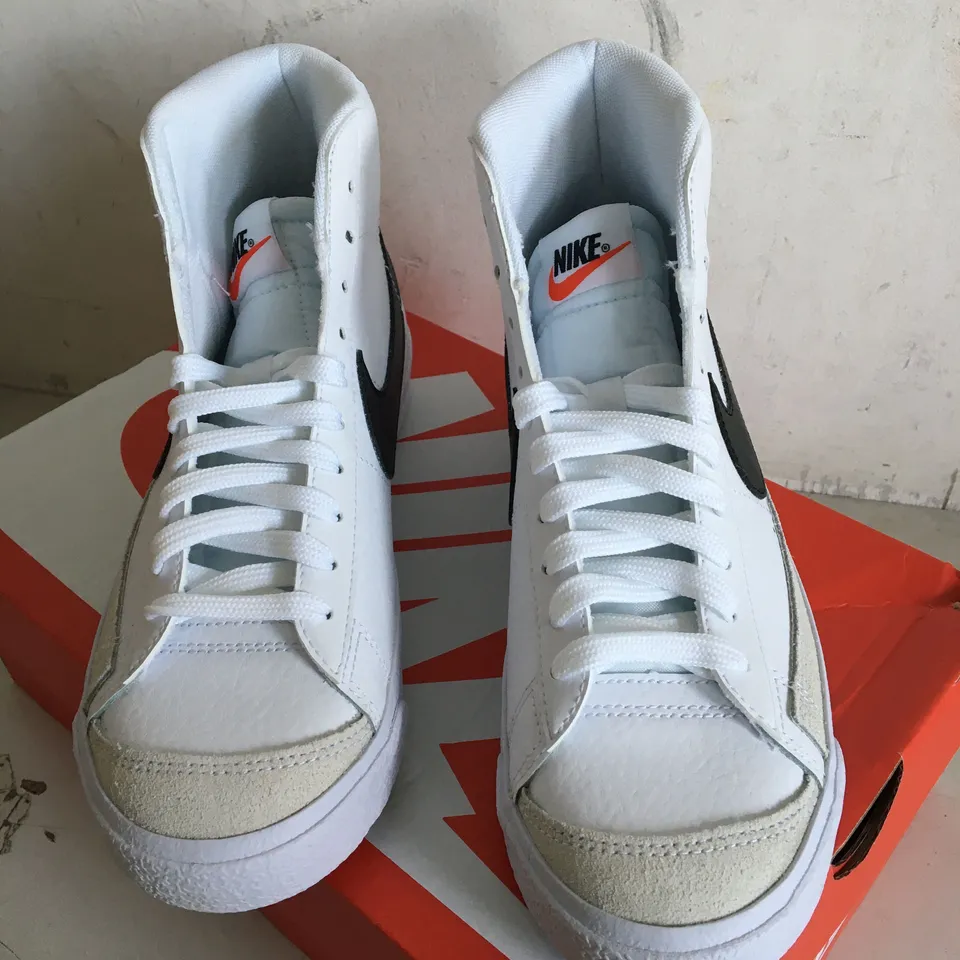 BOXED PAIR OF SIZE 5 NIKE BLAZER MID '77 (GS) TRAINERS