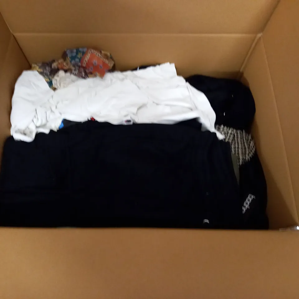 LARGE QUANTITY OF ASSORTED CLOTHING ITEMS TO INCLUDE OASIS, WALLIS AND JACK & JONES