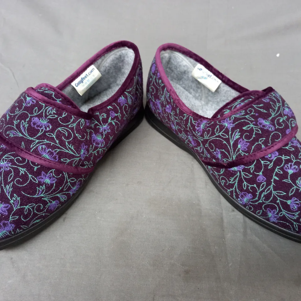 BOXED PAIR OF COSYFEET EXTRA ROOMY SLIPPERS IN PLUM W. FLORAL DESIGN UK SIZE 8