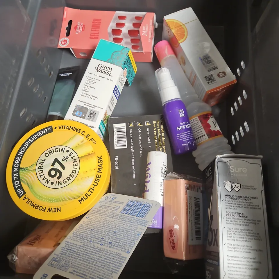 APPROXIMATEY 20 ASSORTED HEALTH AND BEAUTY PRODUCTS TO INCLUDE - WHITE FOX BODY CLEANSER - FACEFACTS WATERMELON PEEL OFF MASK - COWSHED HAND CREAM - ETC