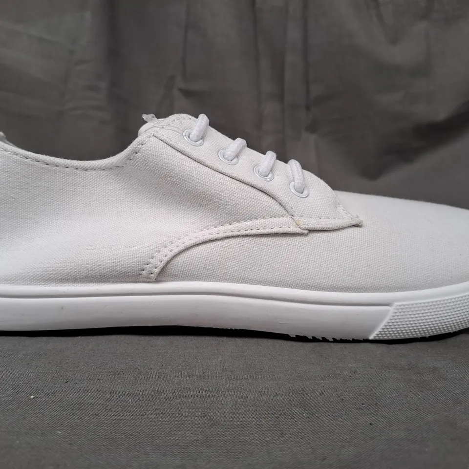 BOX OF APPROXIMATELY 10 PAIRS OF DESIGNER SHOES IN WHITE IN VARIOUS SIZES