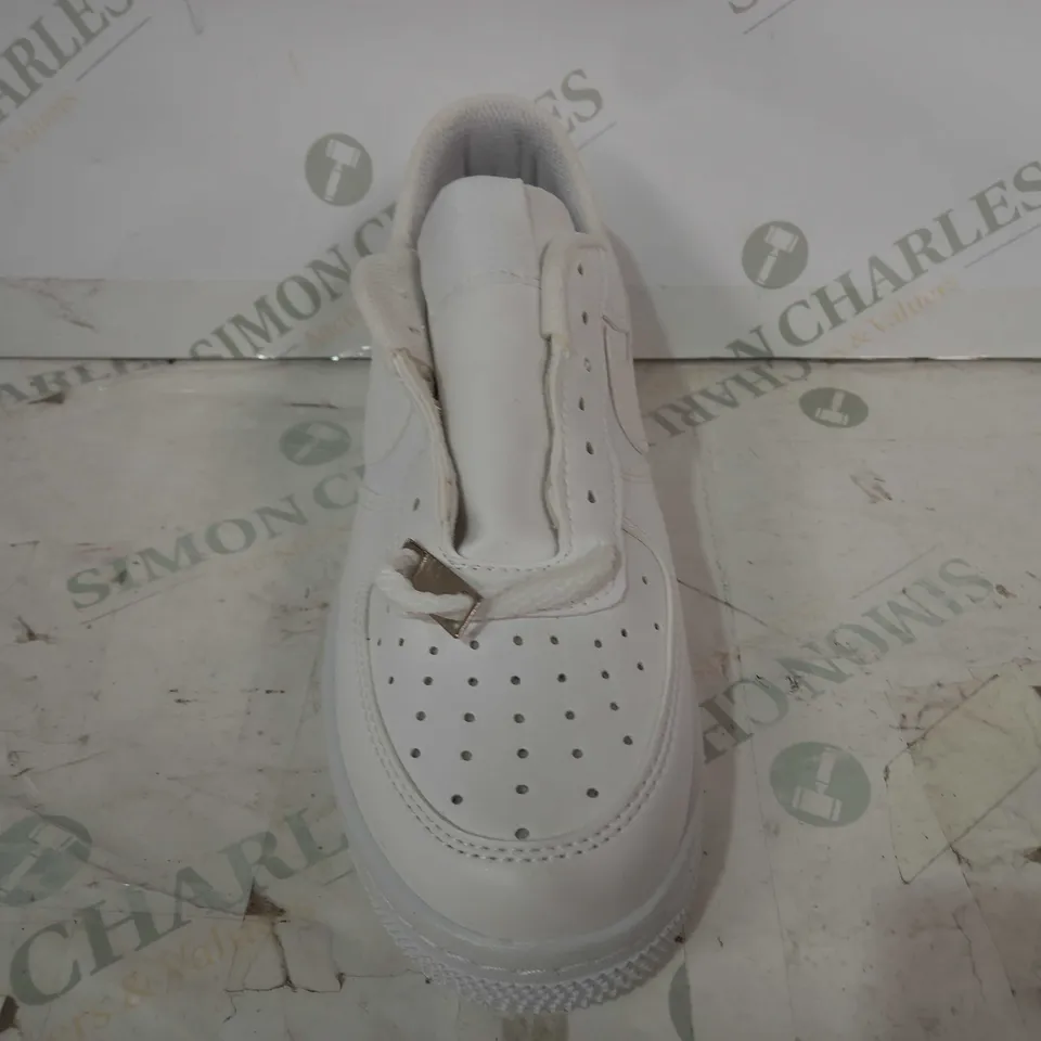 BOXED PAIR OF NIKE AIR FORCE 1 SHOES IN WHITE UK SIZE 5