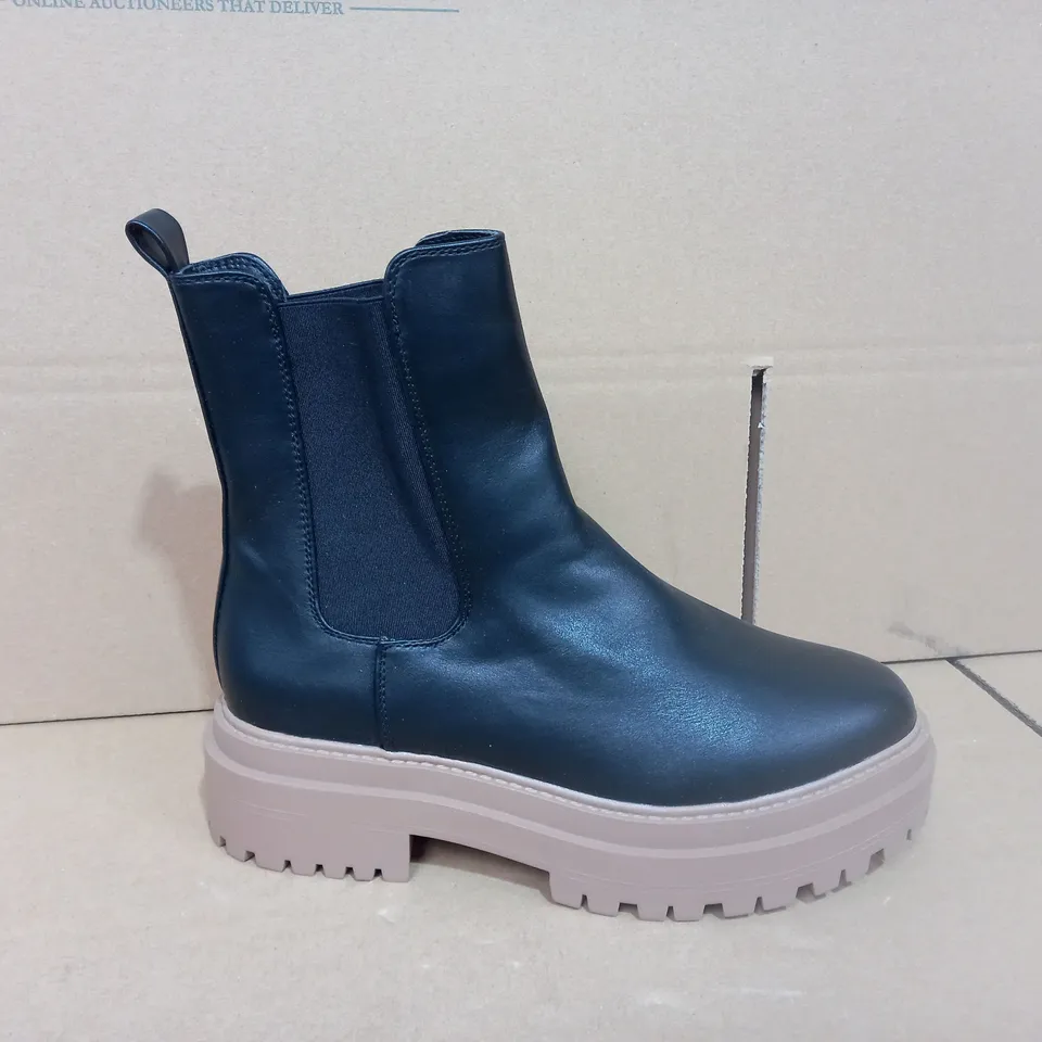 PAIR OF SIZE 6 BOOHOO BLACK BOOTS WITH BROWN SOLES