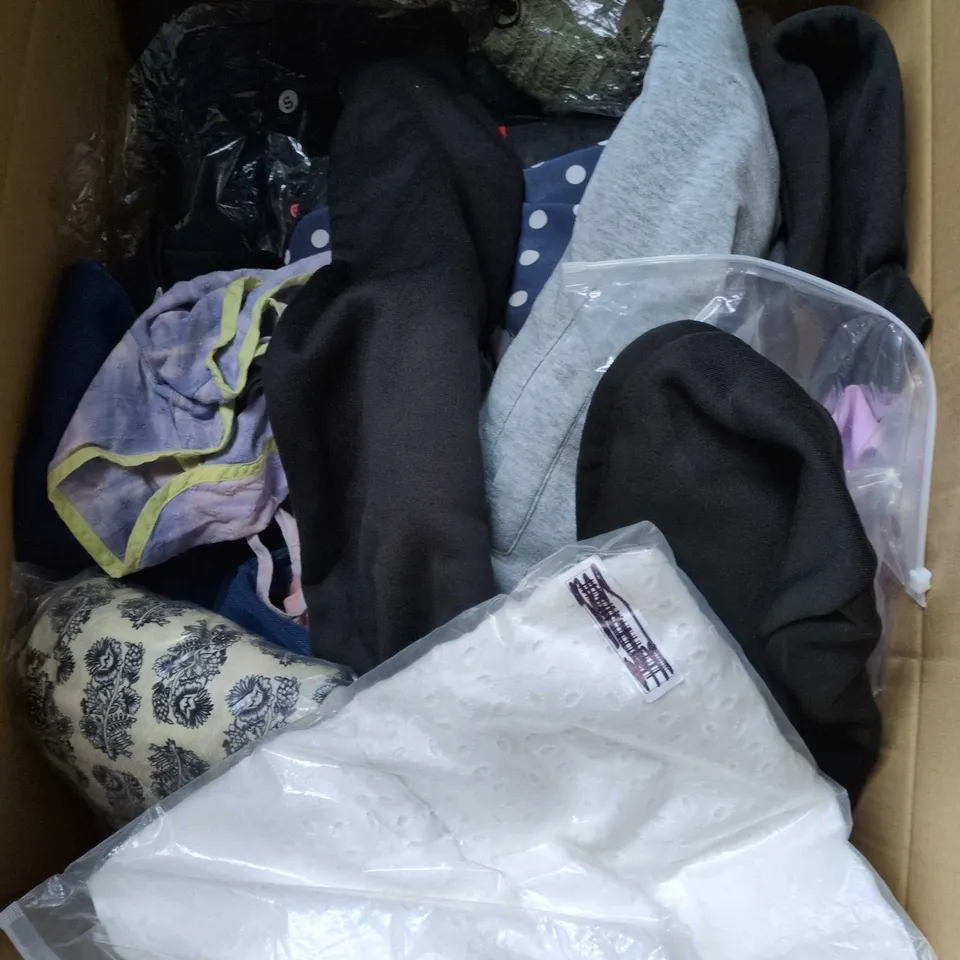 BOX OF APPROXIMATELY 20 ASSORTED CLOTHING ITEMS TO INCLUDE JEANS, PYJAMAS, TSHIRT, ETC