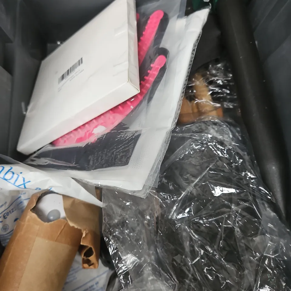 APPROXIMATELY 15 ASSORTED HOUSEHOLD ITEMS TO INCLUDE FOOD STORAGE BOXES, APPLE TV BOX MOUNT, CAULK ETC