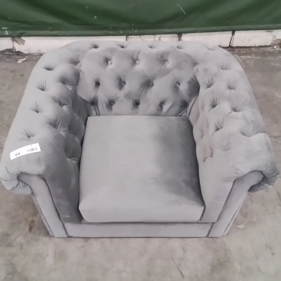 QUALITY DESIGNER GREY FABRIC UPHOLSTERED BUTTON BACK CRUSHED VELVET ARM CHAIR