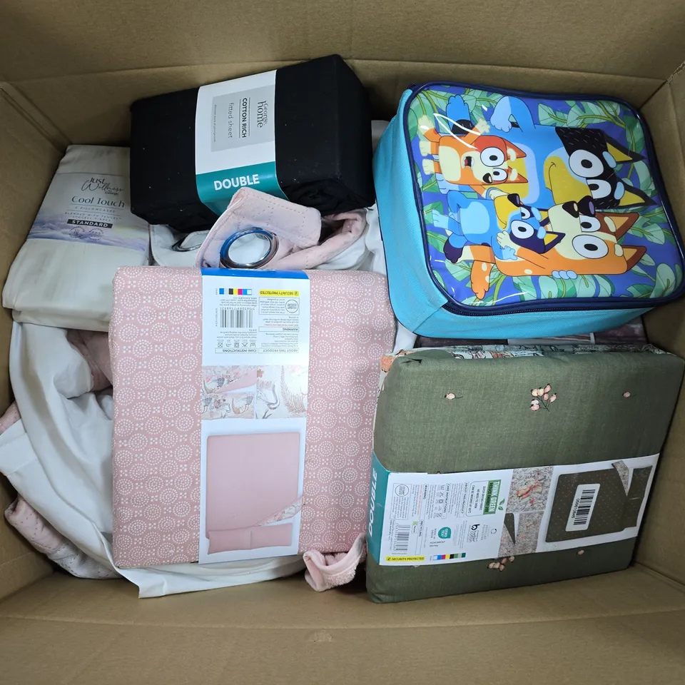 APPROXIMATELY 20 ASSORTED HOMEWARE ITEMS TO INCLUDE BLUEY LUNCHBOX, DOUBLE DUVET SET, FITTED SHEET DOUBLE, ETC - COLLECTION ONLY