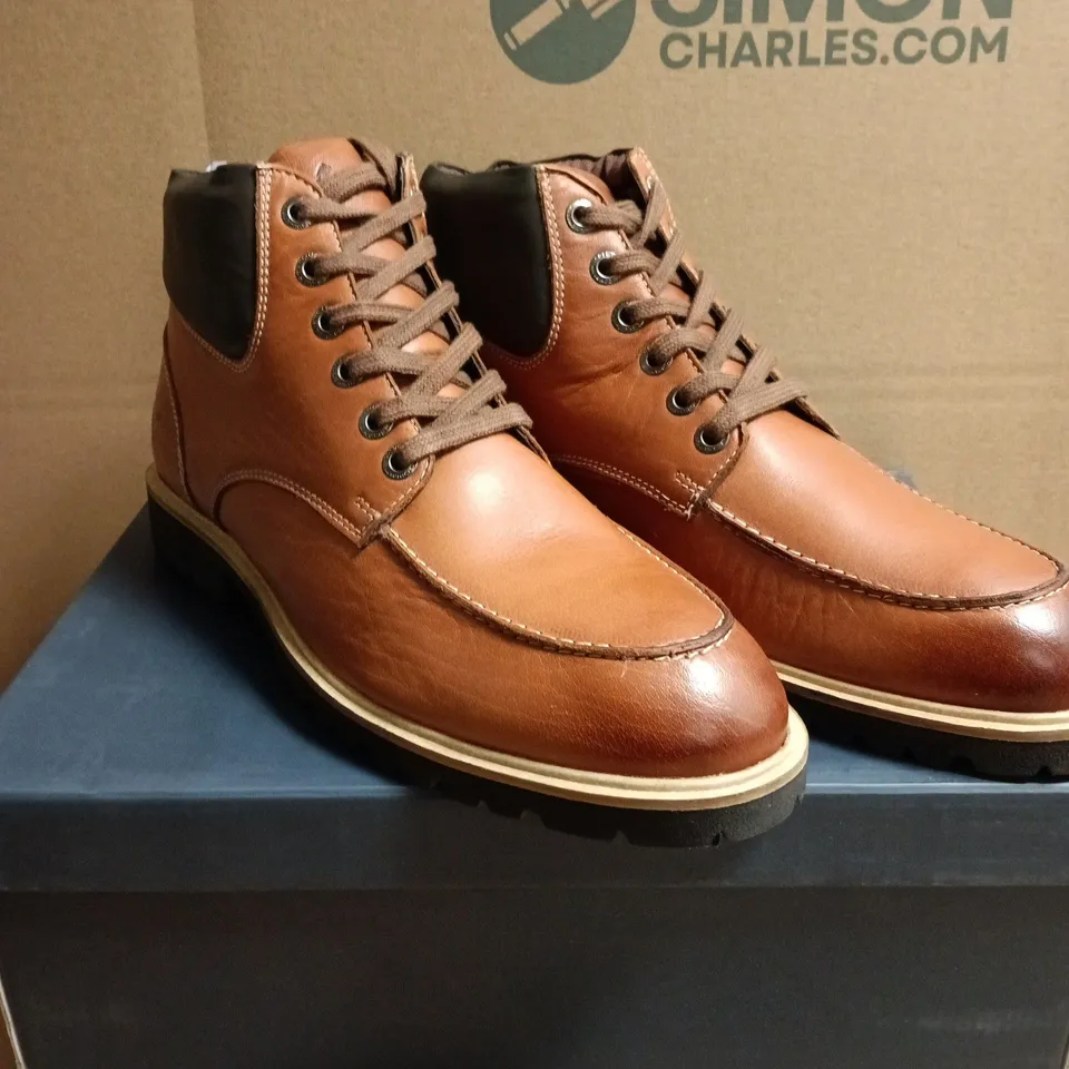 BOXED PAIR OF CREW CLOTHING COMPANY WORKER BOOTS CHESTNUT – UK 9