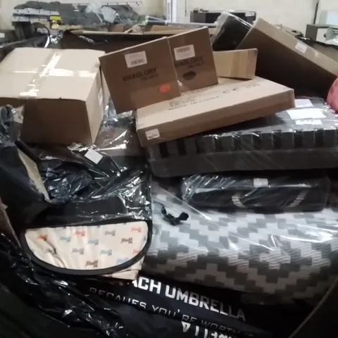 PALLET CONTAINING VARIOUS ASSORTED BOXED HOUSEHOLD ITEMS TO INCLUDE: BEACH UMBRELLAS,  PLAY MATS, ACRYLIC SHOWER STOOL, PET COATS AND LOTS MORE UNMARKED BOXED ITEMS 