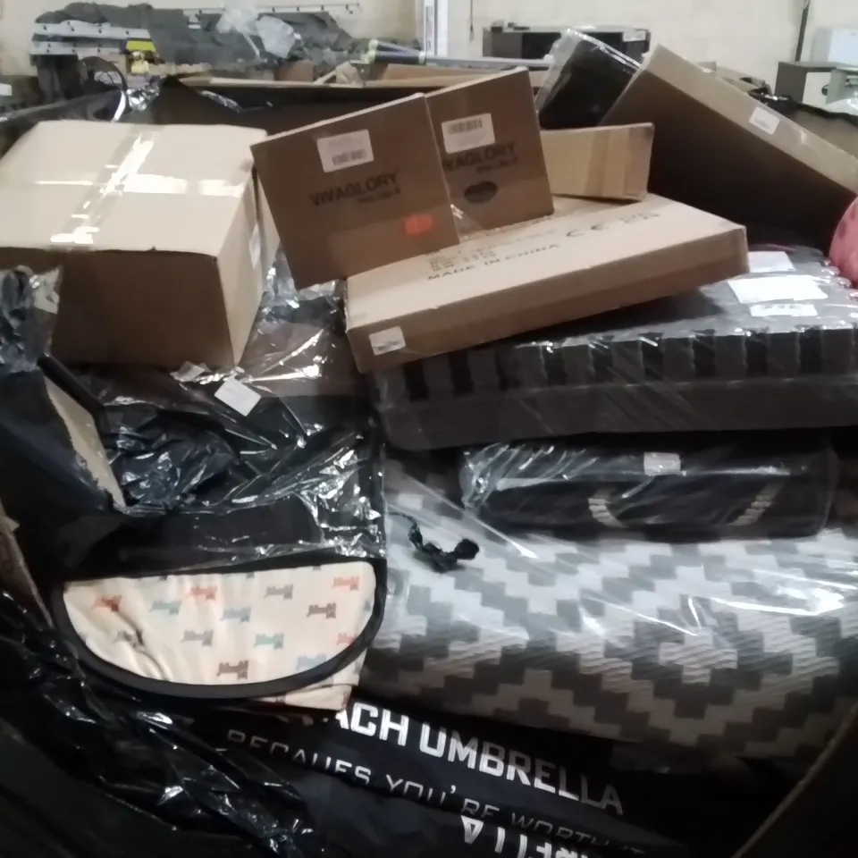PALLET CONTAINING VARIOUS ASSORTED BOXED HOUSEHOLD ITEMS TO INCLUDE: BEACH UMBRELLAS,  PLAY MATS, ACRYLIC SHOWER STOOL, PET COATS AND LOTS MORE UNMARKED BOXED ITEMS 