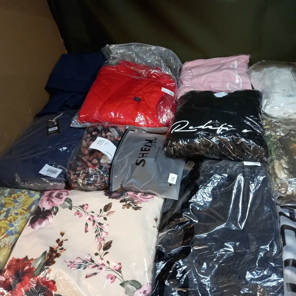 BOX OF APPROX 35 ASSORTED CLOTHING ITEMS TO INCLUDE - DRESSES, T-SHIRTS AND TROUSERS