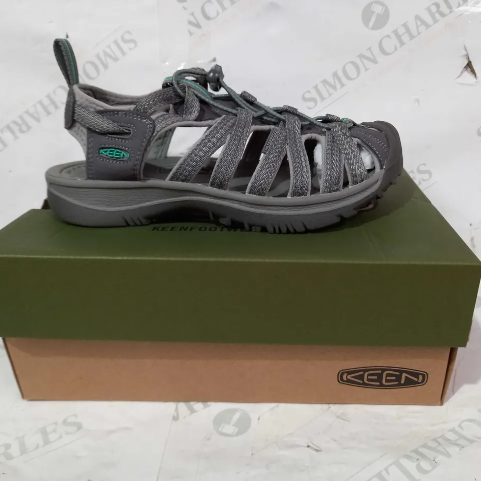 BOXED PAIR OF KEEN WHISPER CLOSED TOE SANDALS IN GREY/GREEN UK SIZE 5