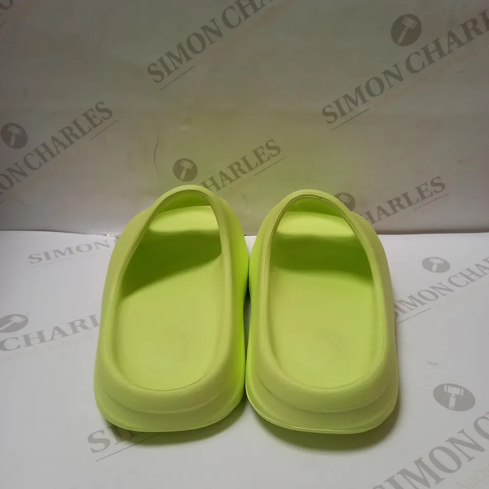 ADIDAS YEEZY SLIDE SIZE 7